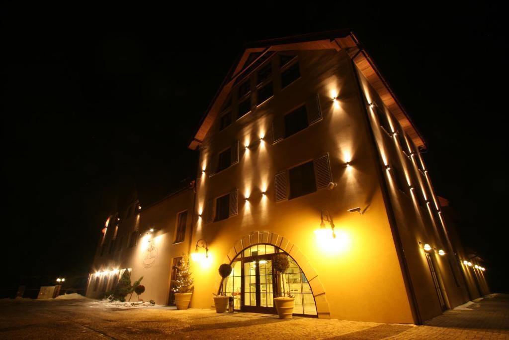 Villa Estera - Hotel & Restauracja Michałowice Dış mekan fotoğraf
