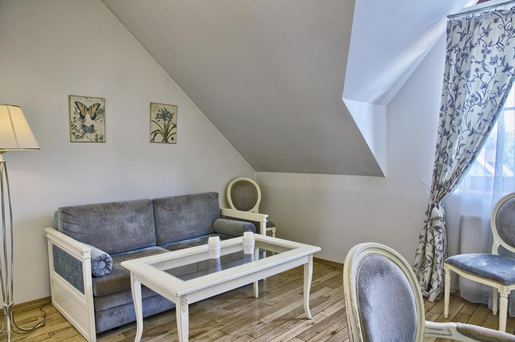 Villa Estera - Hotel & Restauracja Michałowice Dış mekan fotoğraf