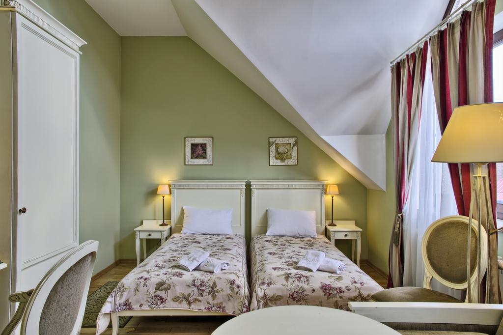 Villa Estera - Hotel & Restauracja Michałowice Dış mekan fotoğraf