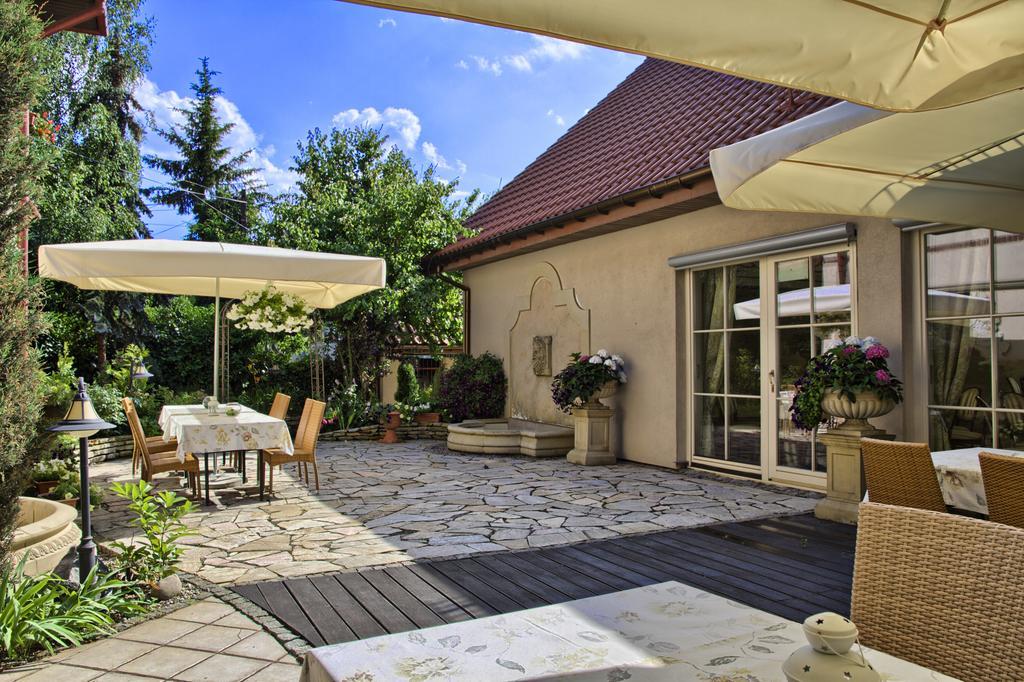 Villa Estera - Hotel & Restauracja Michałowice Dış mekan fotoğraf