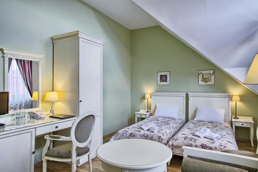 Villa Estera - Hotel & Restauracja Michałowice Dış mekan fotoğraf