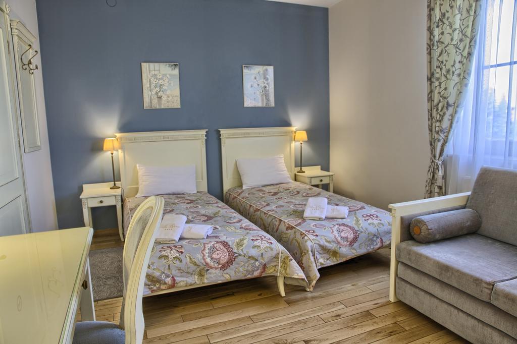 Villa Estera - Hotel & Restauracja Michałowice Dış mekan fotoğraf