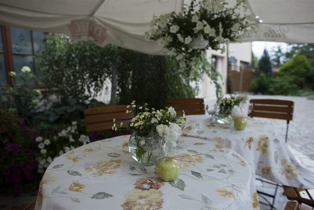 Villa Estera - Hotel & Restauracja Michałowice Dış mekan fotoğraf