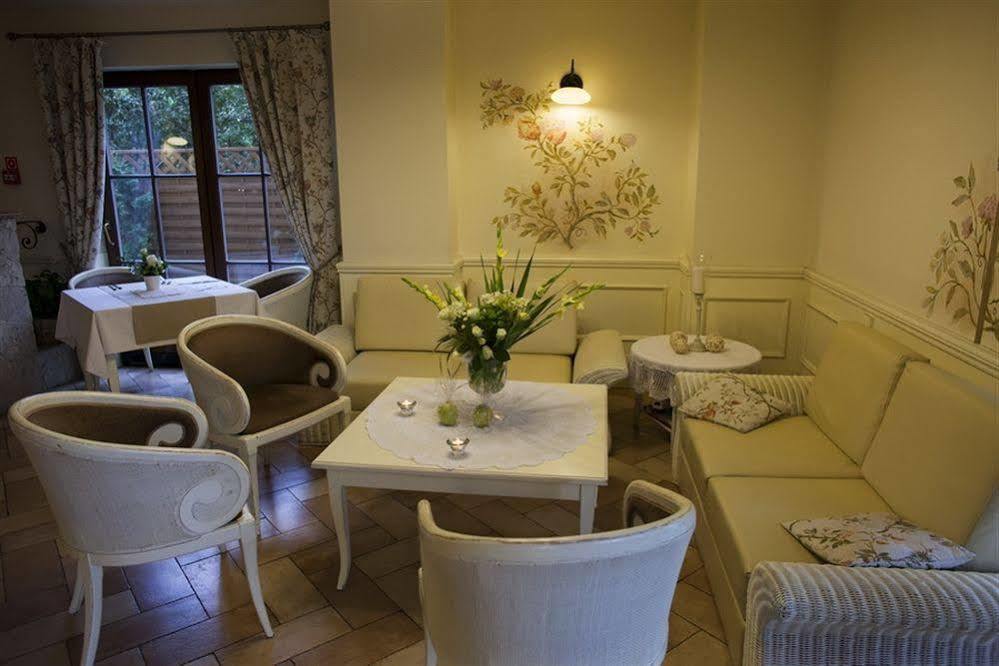 Villa Estera - Hotel & Restauracja Michałowice Dış mekan fotoğraf