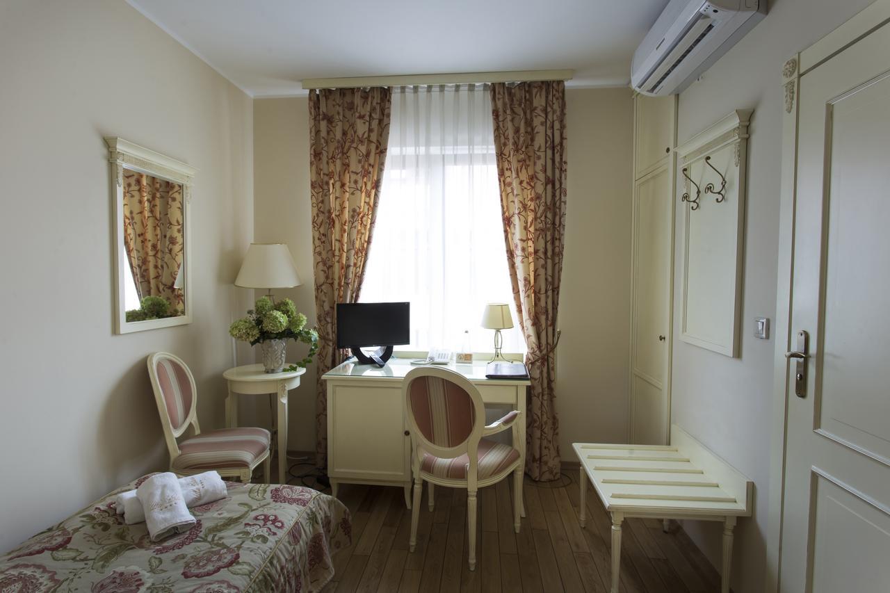 Villa Estera - Hotel & Restauracja Michałowice Dış mekan fotoğraf
