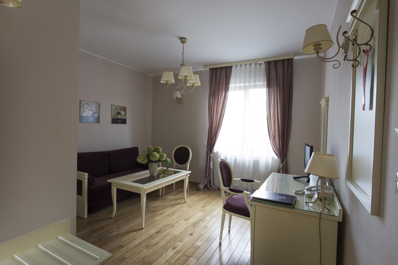 Villa Estera - Hotel & Restauracja Michałowice Dış mekan fotoğraf