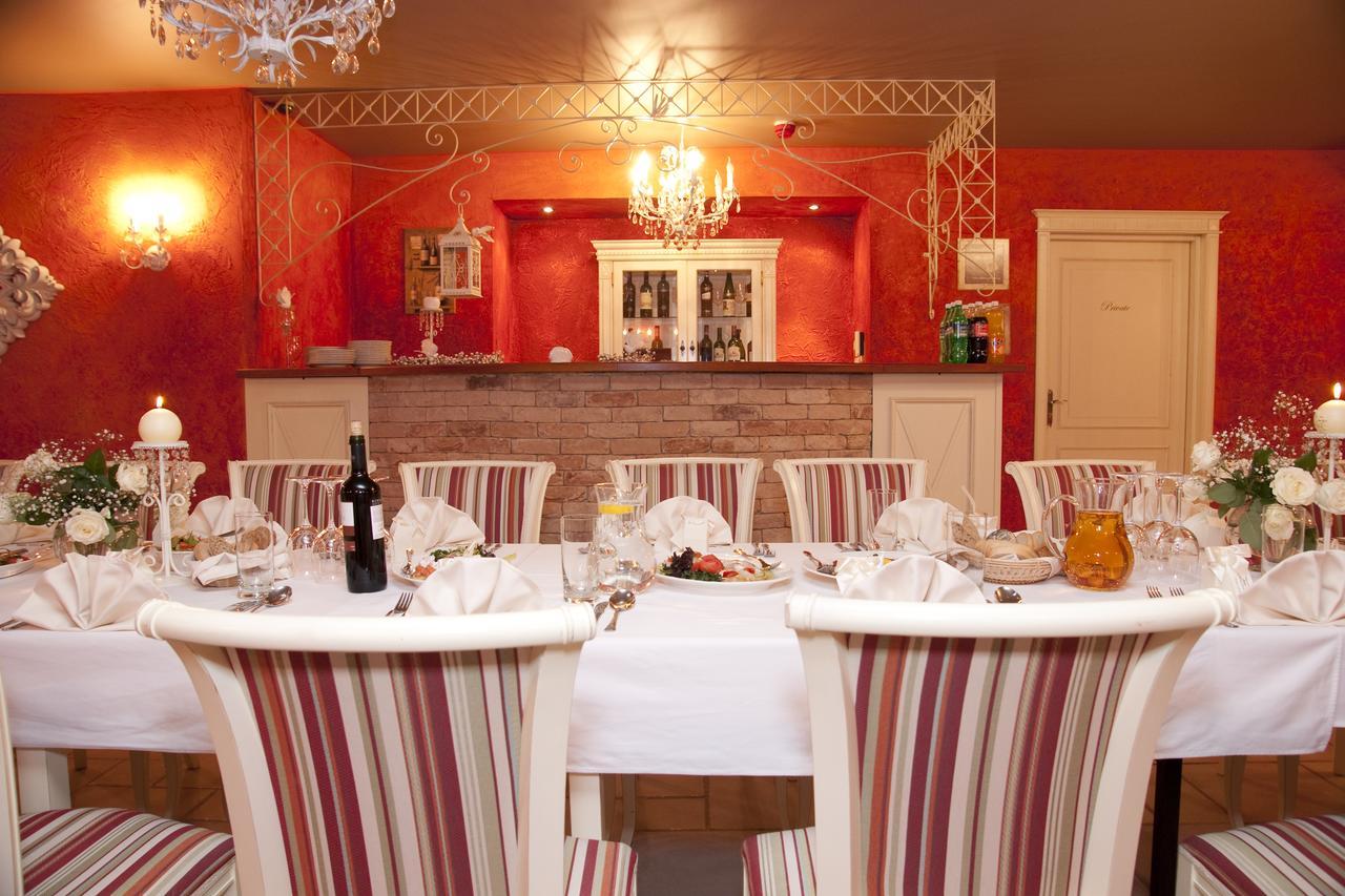 Villa Estera - Hotel & Restauracja Michałowice Dış mekan fotoğraf