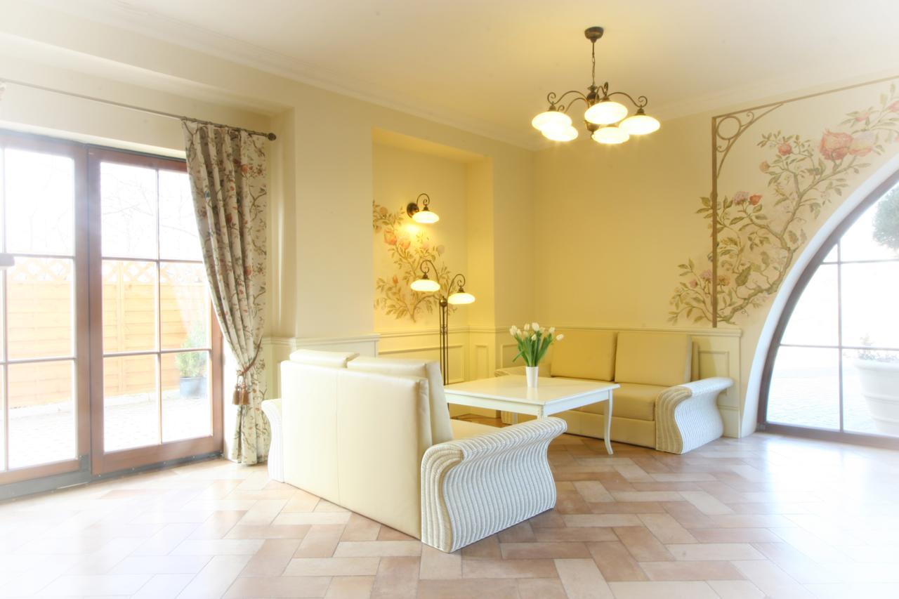 Villa Estera - Hotel & Restauracja Michałowice Dış mekan fotoğraf